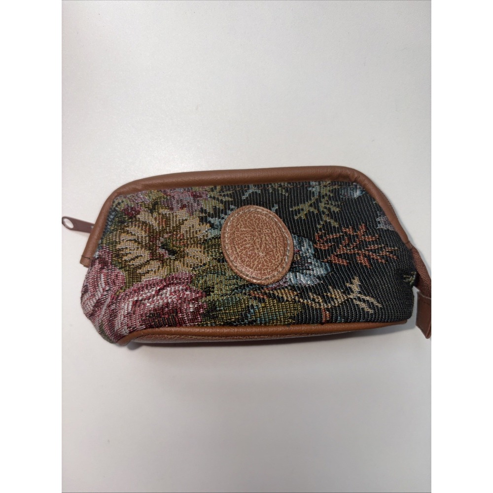 This vintage I Santi floral tapestry cosmetic‎ bag features a brown leather trim